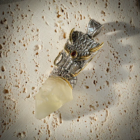 Colgante Dragón Libyan Desert Glass en bruto 