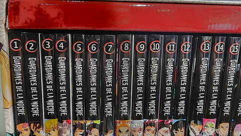 Guardianes de la Noche: Serie Completa - Estuche exclusivo (Cubierta Dañada) 
