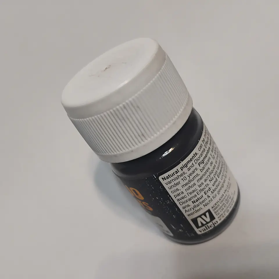 Vallejo Pigments: Natural Iron Oxide - Óxido Negro Natural  3