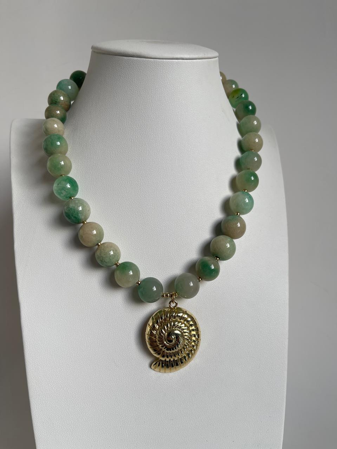 Collar piedra y caracola baño de oro 1