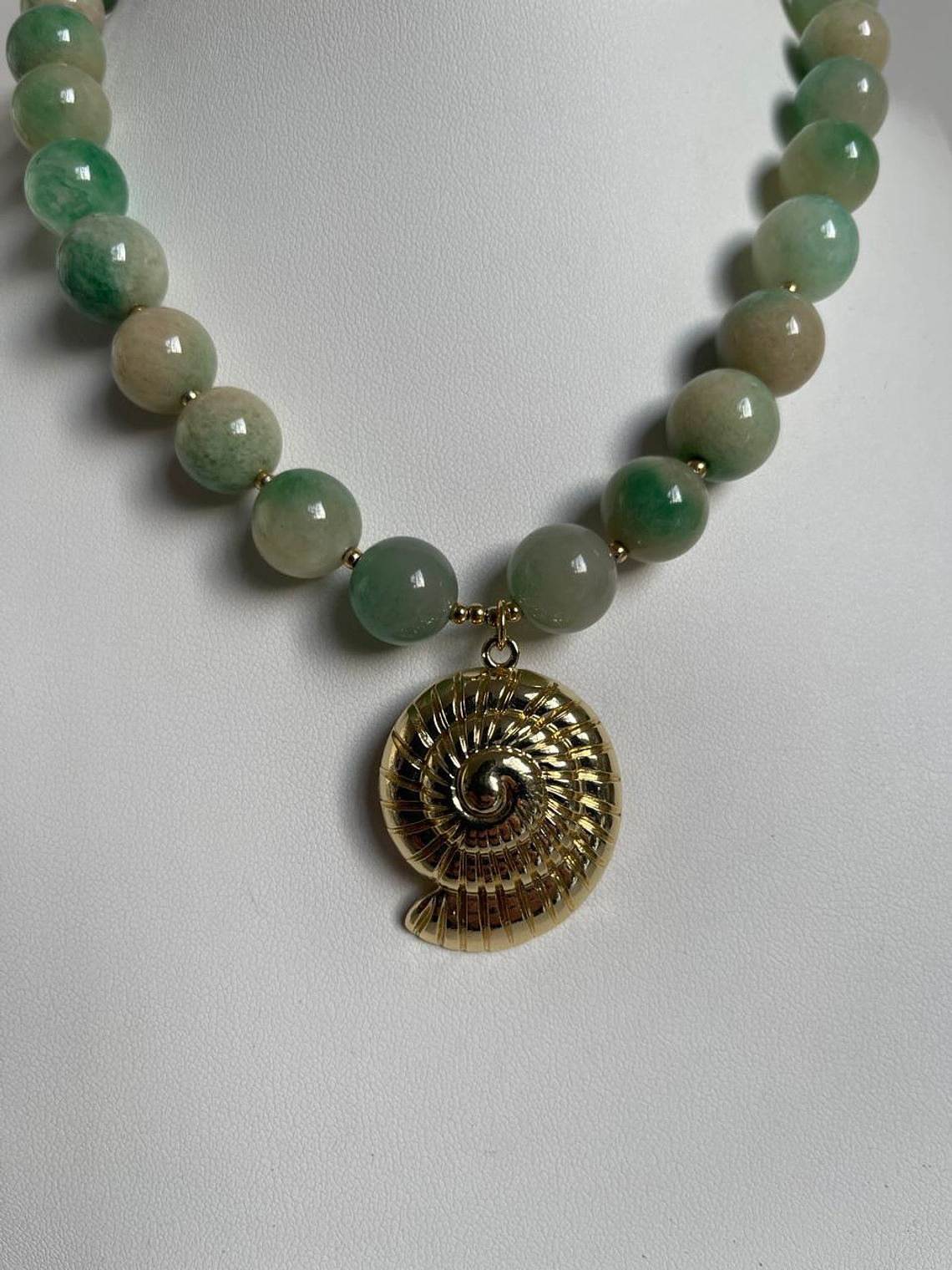 Collar piedra y caracola baño de oro 2