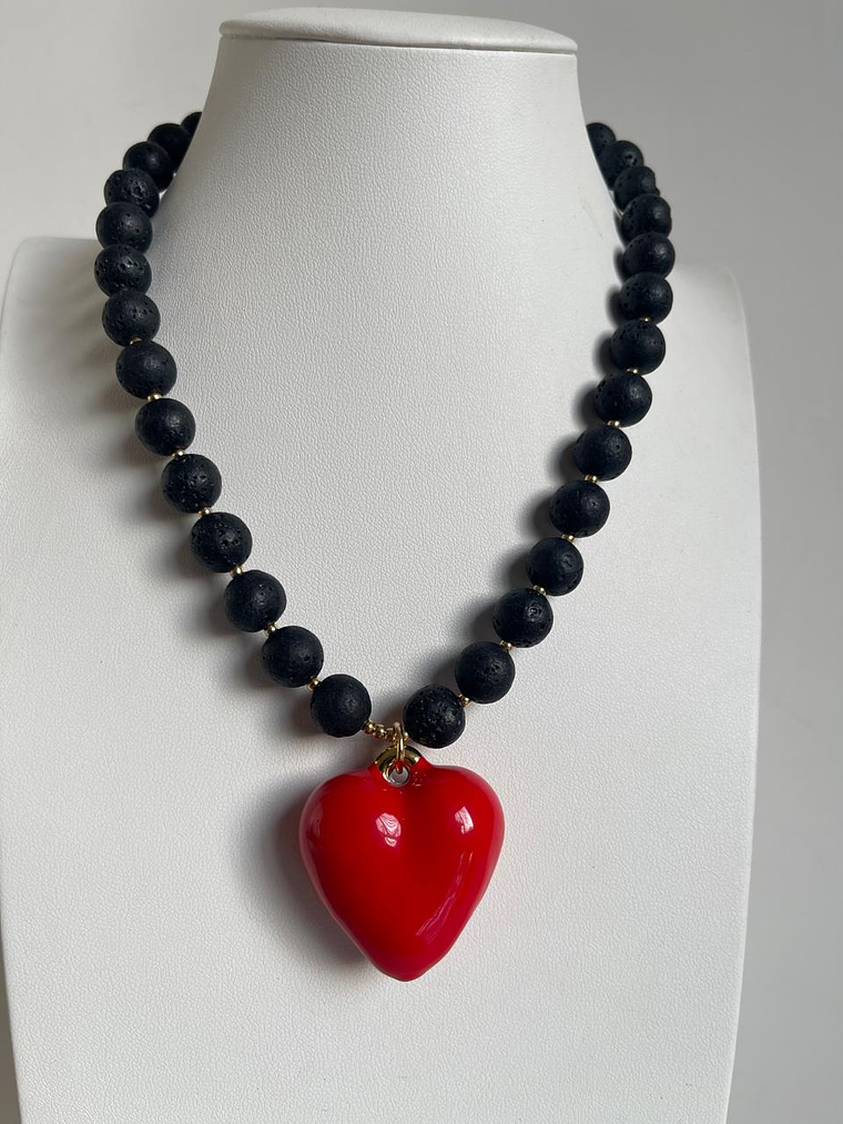 Collar piedra volcánica y corazón baño de oro 1