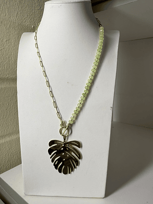 Collar baño de oro y piedras con monstera