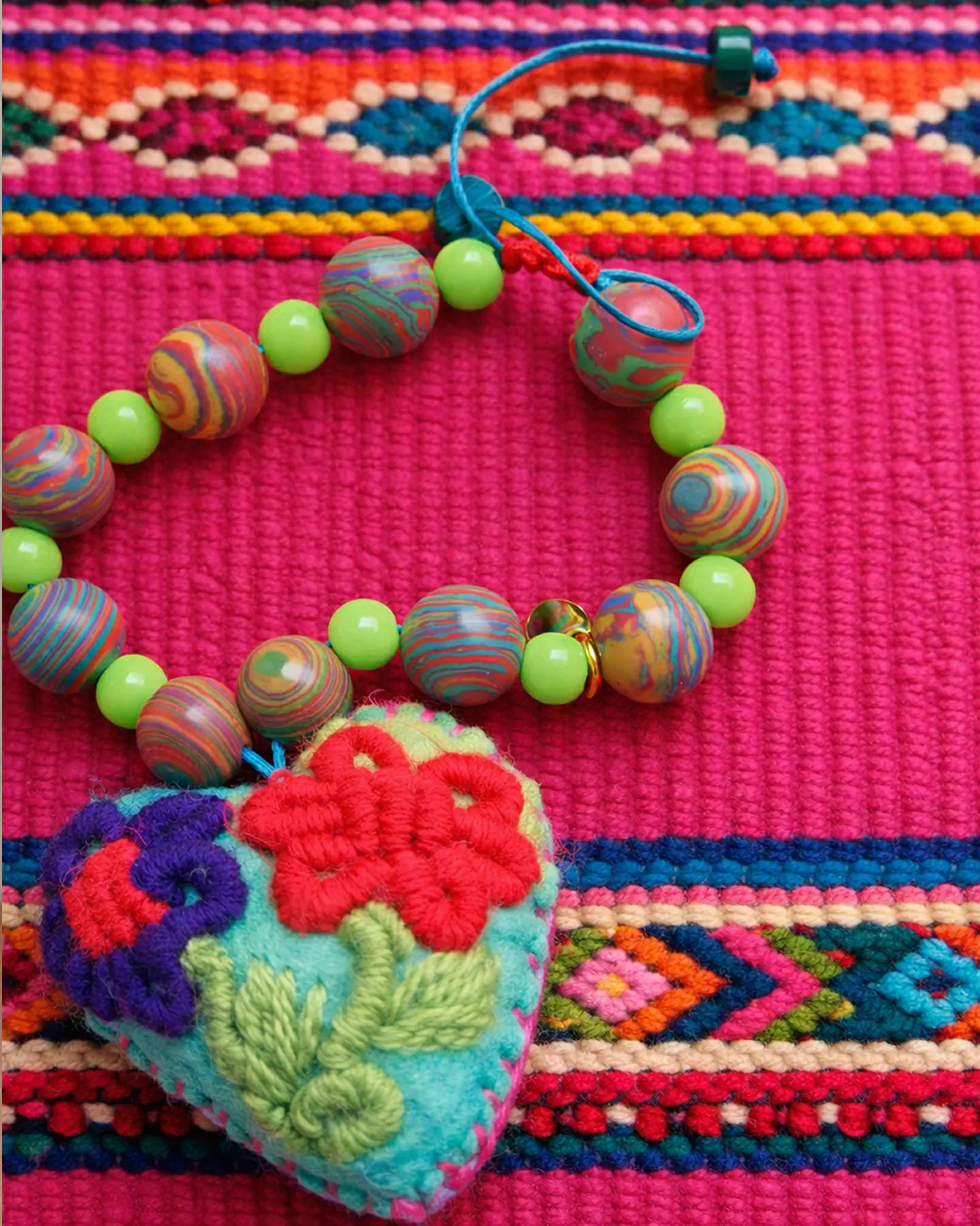 Pulseira Artesanal com Pendente Coração Bordado 1