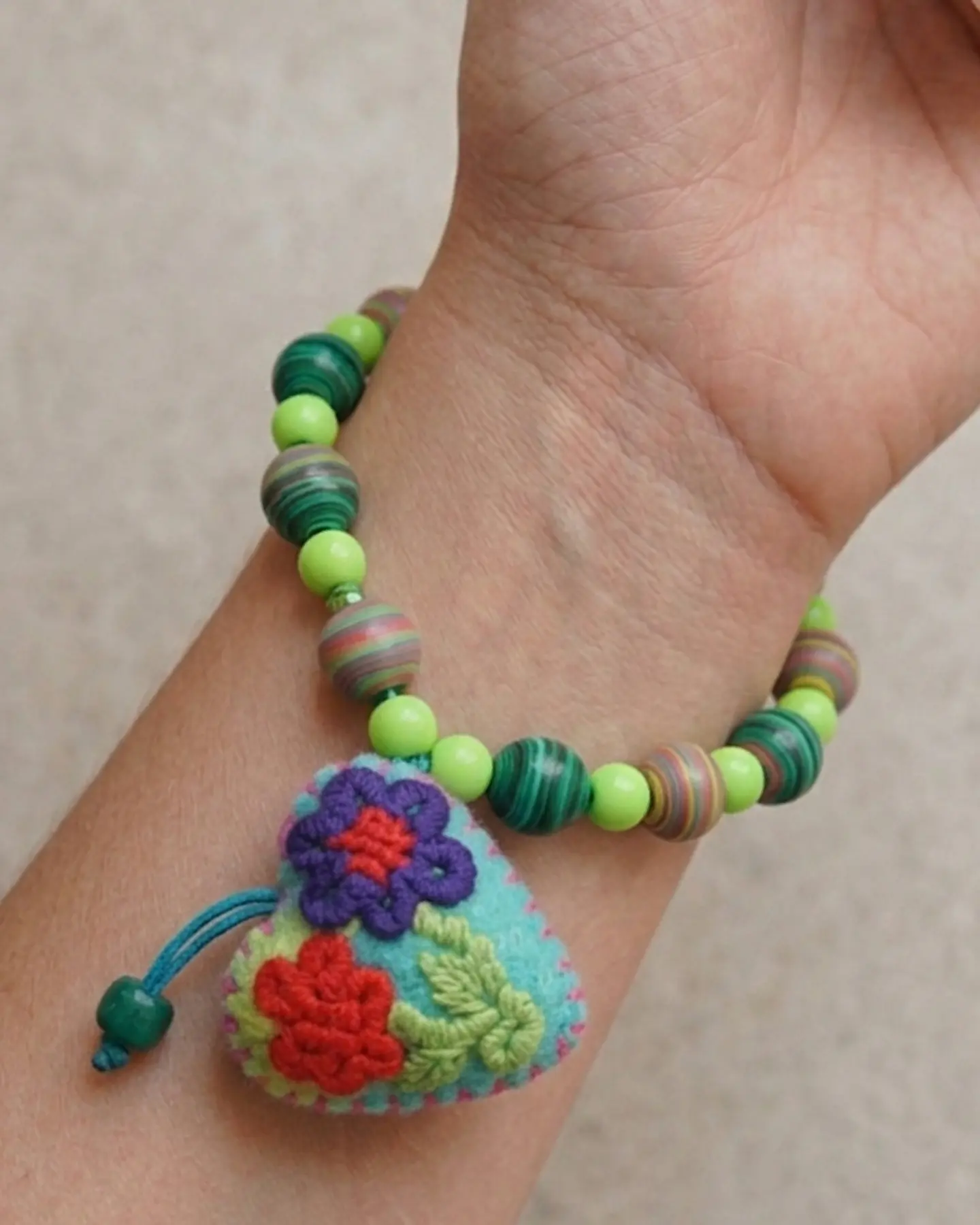 Pulseira Artesanal com Pendente Coração Bordado 2