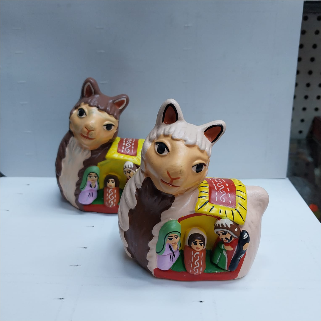 MINI LLAMITA CON PESEBRE AYACUCHANO 2
