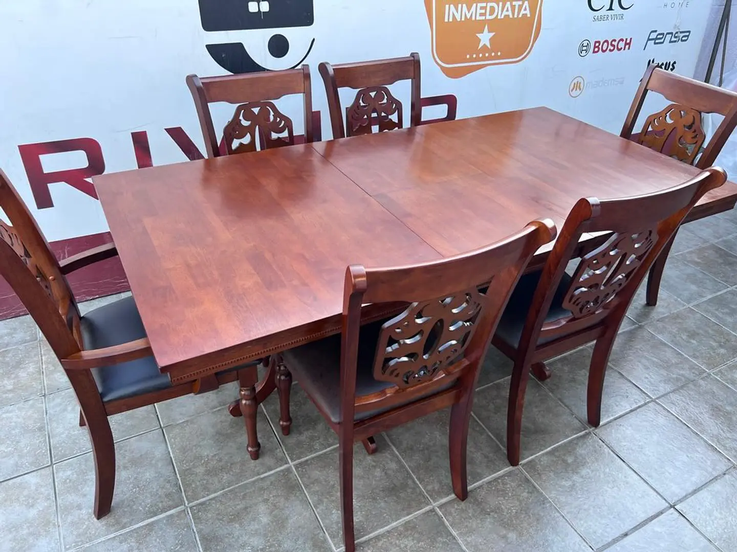 Comedor clásico extensible en madera Rubberwood sólido y tapiz PU negro 3