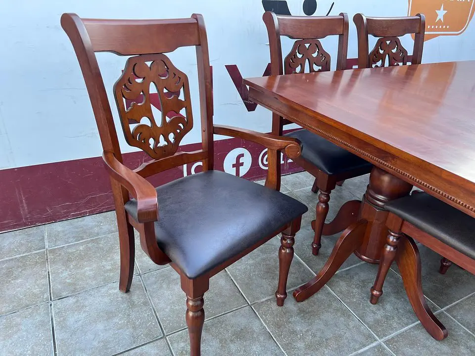 Comedor clásico extensible en madera Rubberwood sólido y tapiz PU negro 6