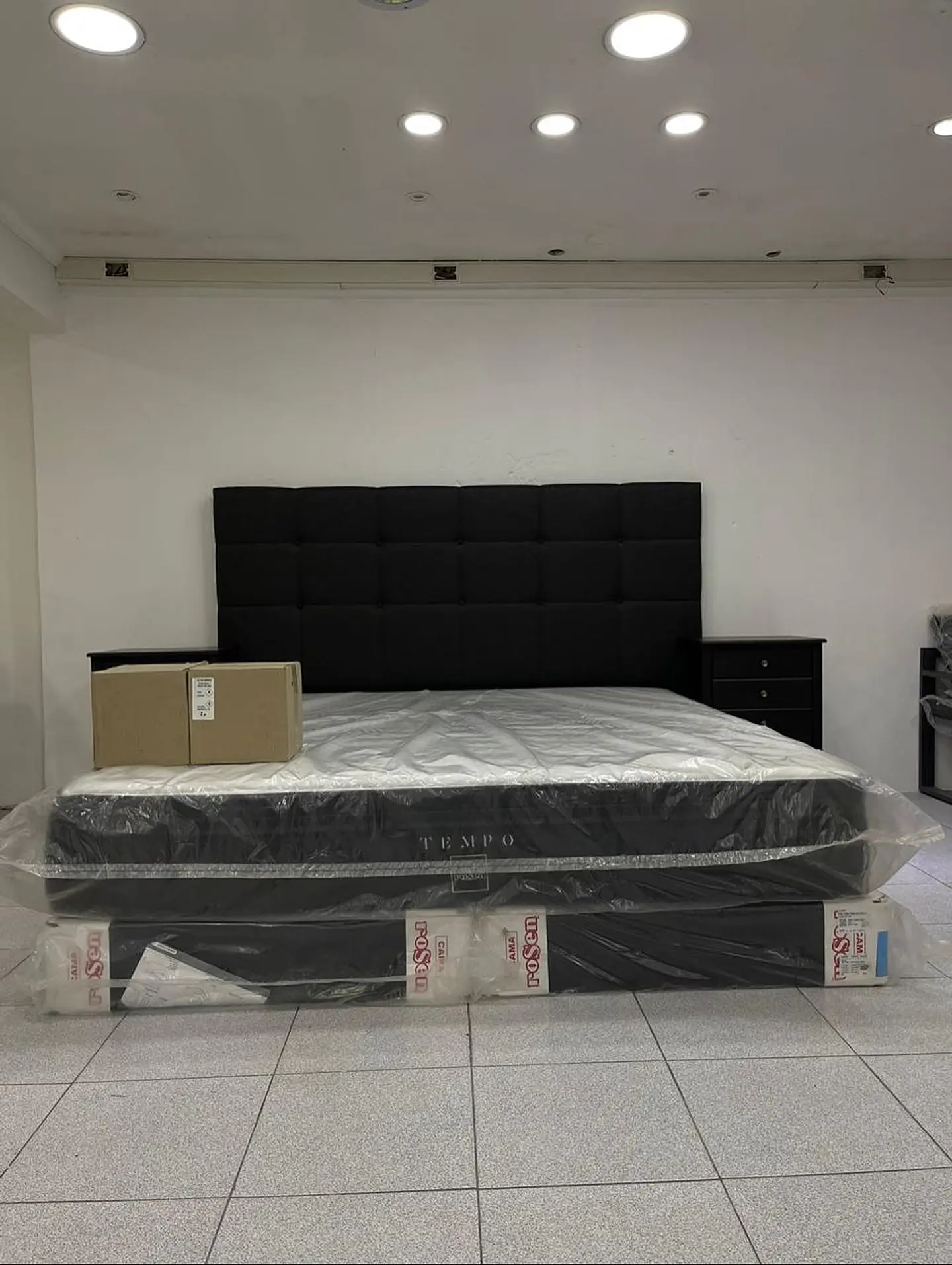 Cama King ROSEN Tempo + Set Issey negro 1.8x2.0mt Incluye respaldo y veladores Todo original nuevo sellado y en caja  1