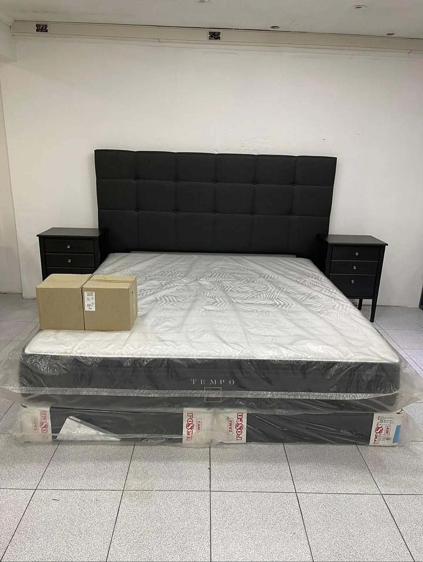 Cama King ROSEN Tempo + Set Issey negro 1.8x2.0mt Incluye respaldo y veladores Todo original nuevo sellado y en caja  2