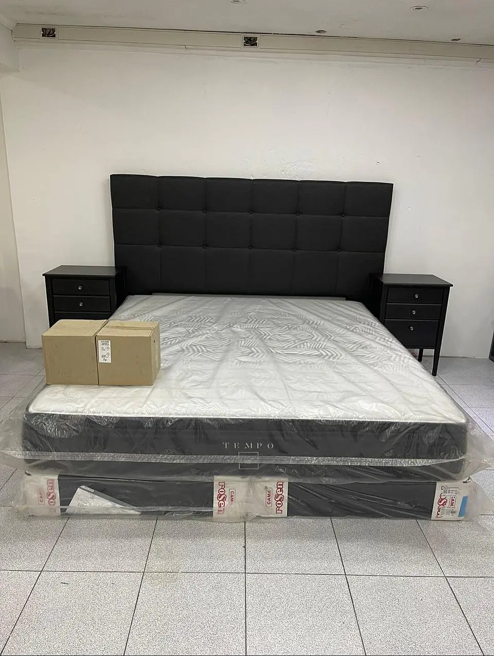 Cama King ROSEN Tempo + Set Issey negro 1.8x2.0mt Incluye respaldo y veladores Todo original nuevo sellado y en caja  2