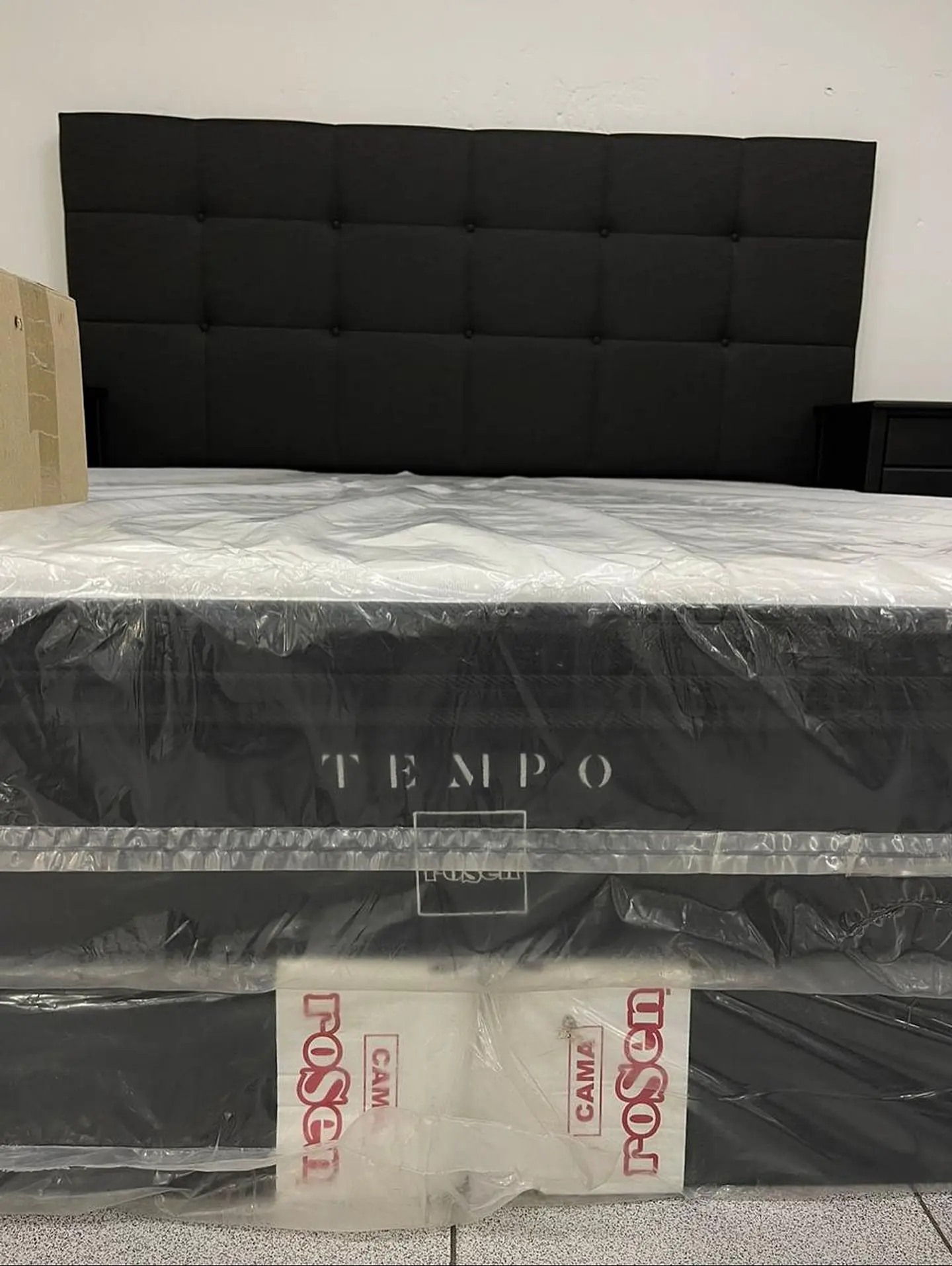 Cama King ROSEN Tempo + Set Issey negro 1.8x2.0mt Incluye respaldo y veladores Todo original nuevo sellado y en caja  3