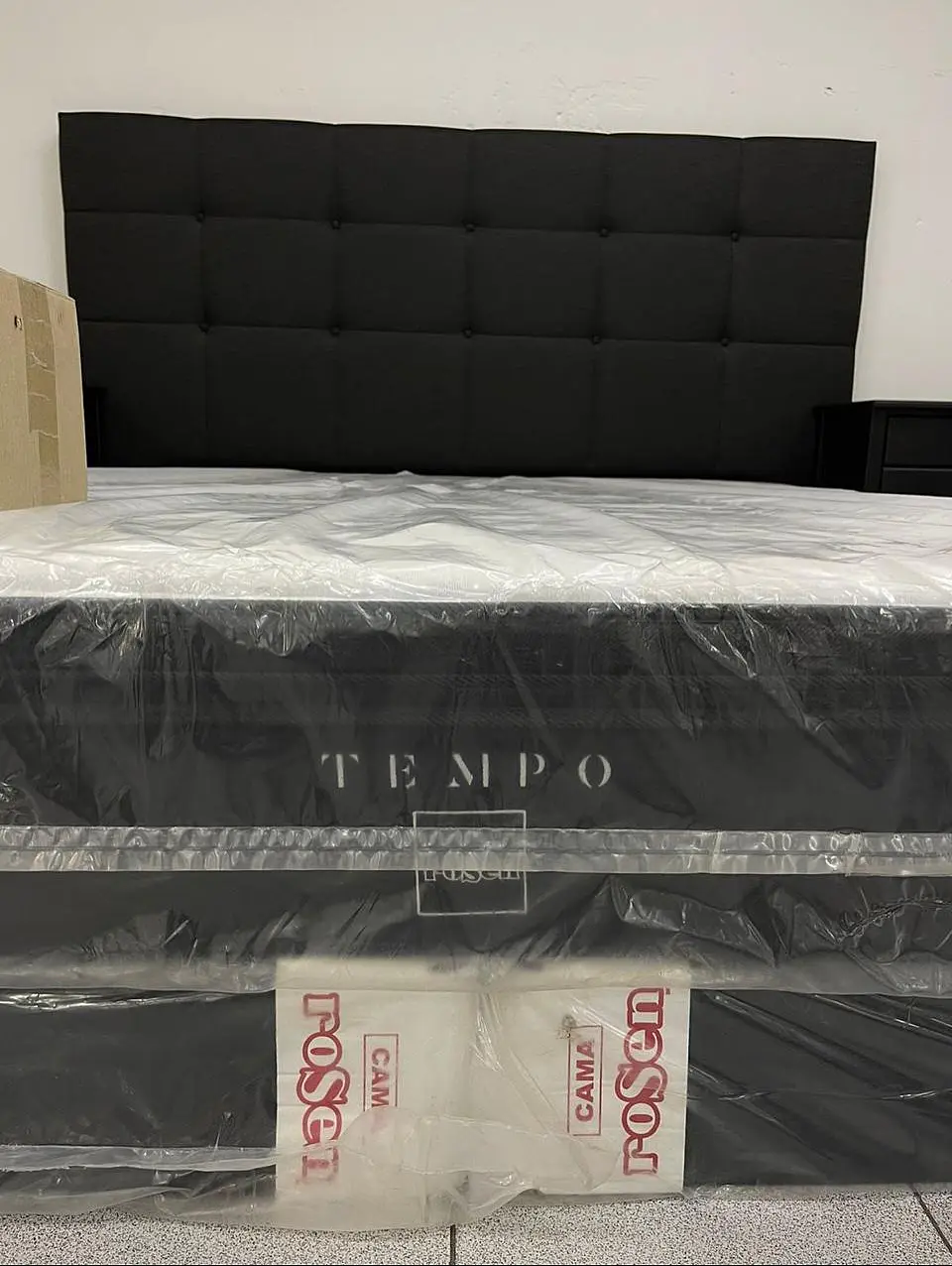Cama King ROSEN Tempo + Set Issey negro 1.8x2.0mt Incluye respaldo y veladores Todo original nuevo sellado y en caja  3
