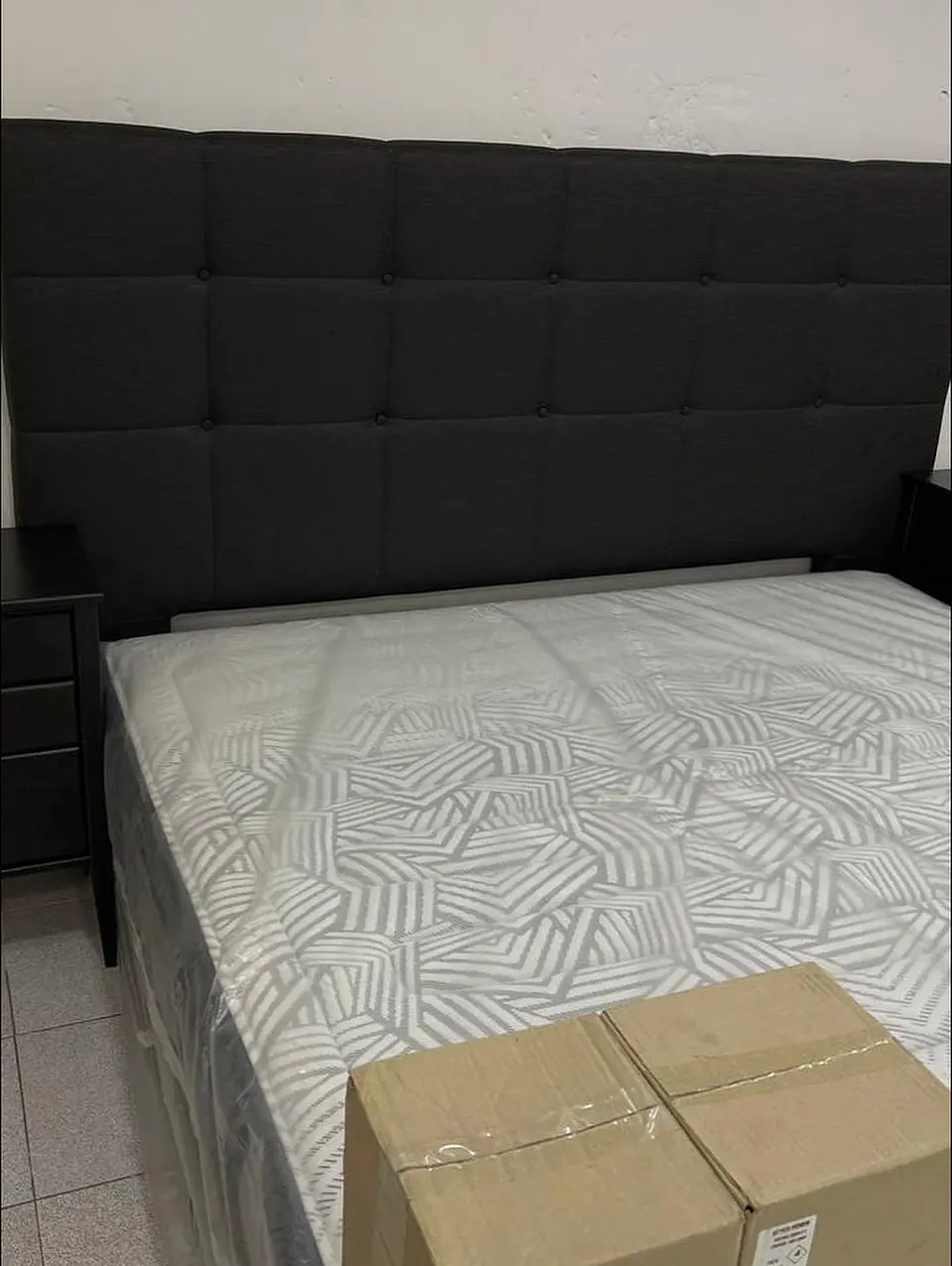 Cama King ROSEN Tempo + Set Issey negro 1.8x2.0mt Incluye respaldo y veladores Todo original nuevo sellado y en caja  4