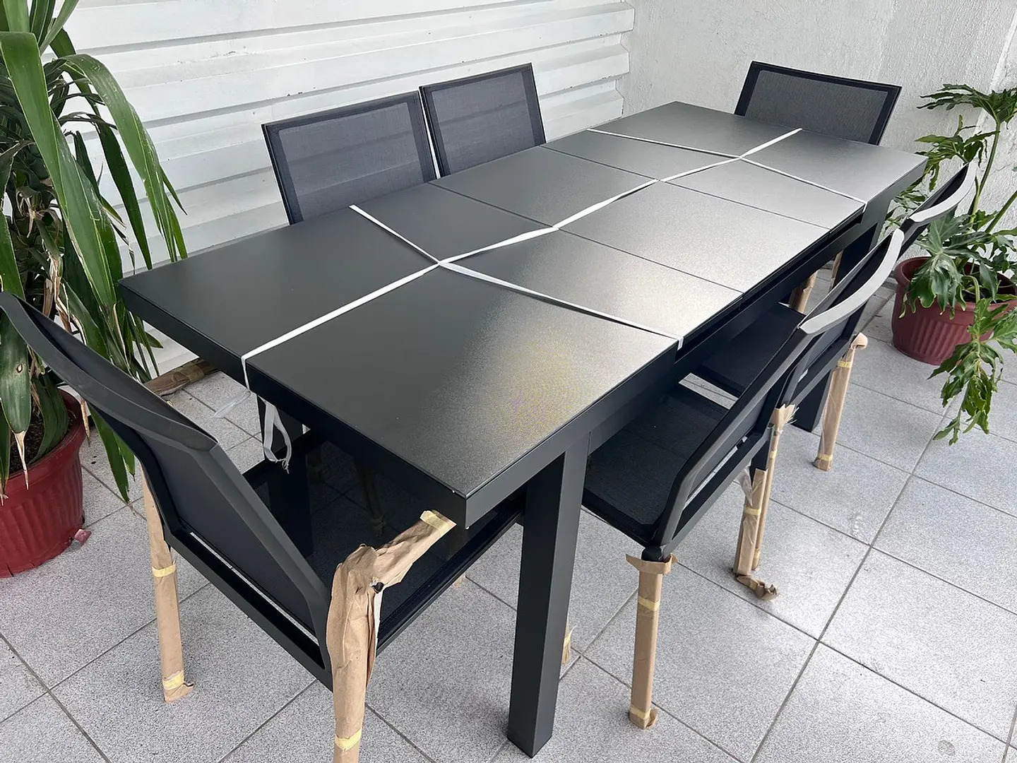 Comedor terraza exterior aluminio EXTENSIBLE 4 sillas 2 sitiales Mesa cubierta vidrio templado  2