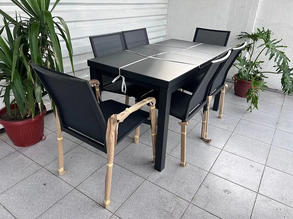 Comedor terraza exterior aluminio EXTENSIBLE 4 sillas 2 sitiales Mesa cubierta vidrio templado  4