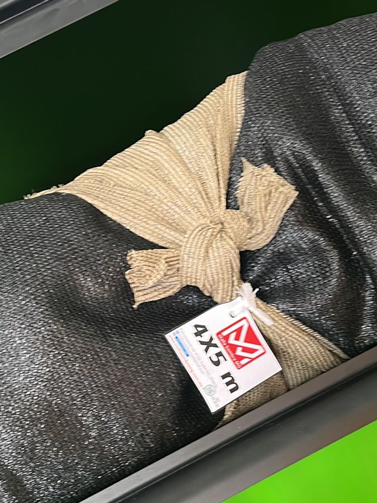 Malla sombra de 4x5 metros negro, 90% 1