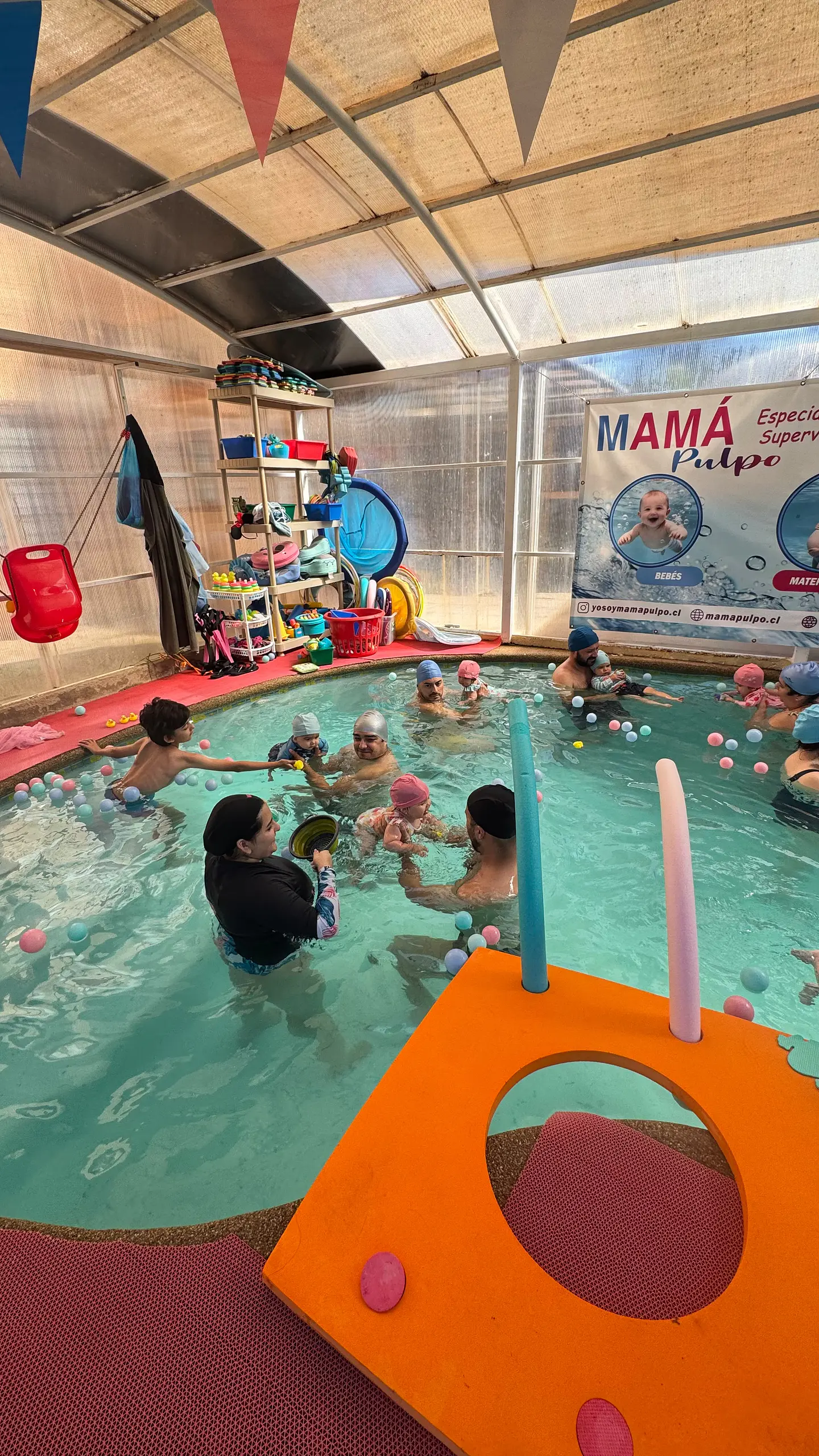 Piscina temperada exclusiva. Especialmente equipada para bebés y niños neurodivergentes