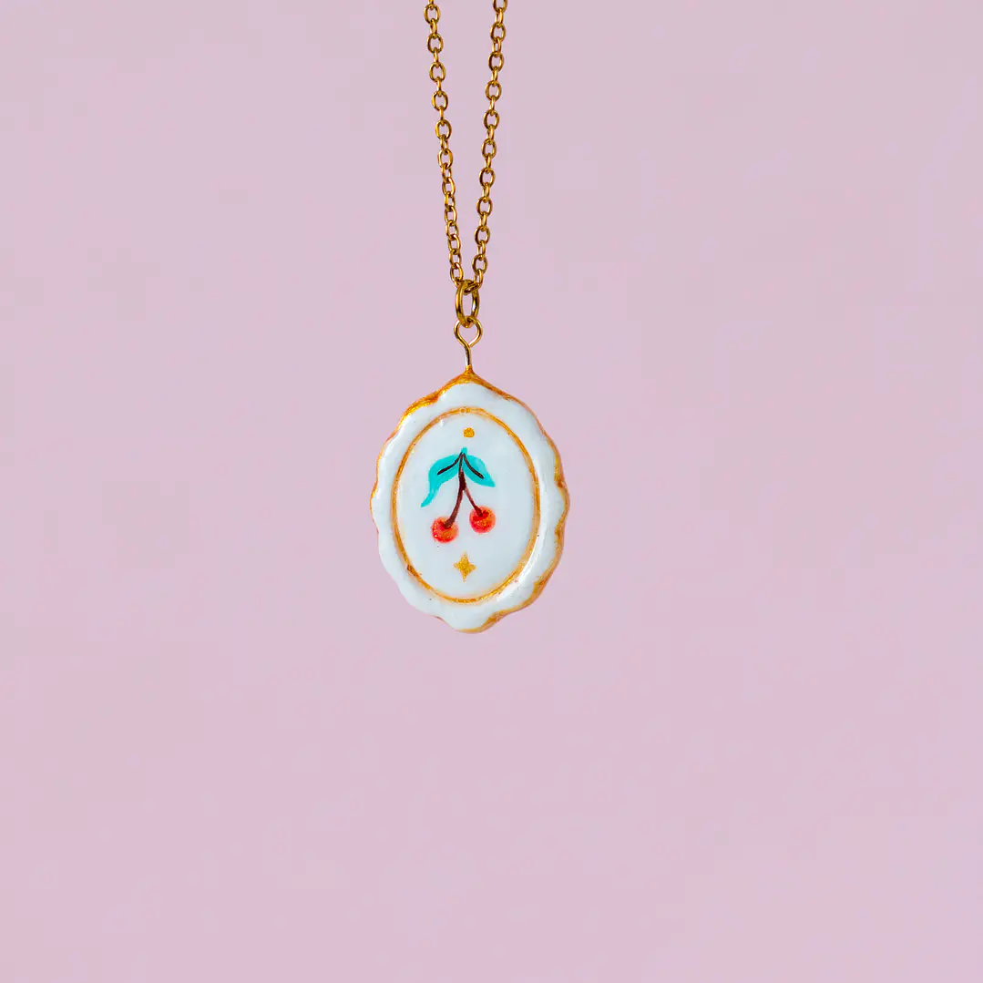 Collar Medalla Guindas 1