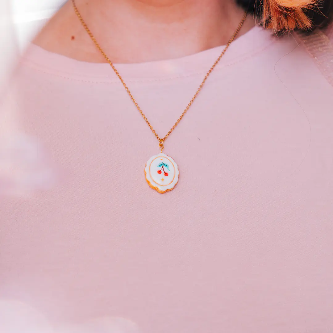 Collar Medalla Guindas 3