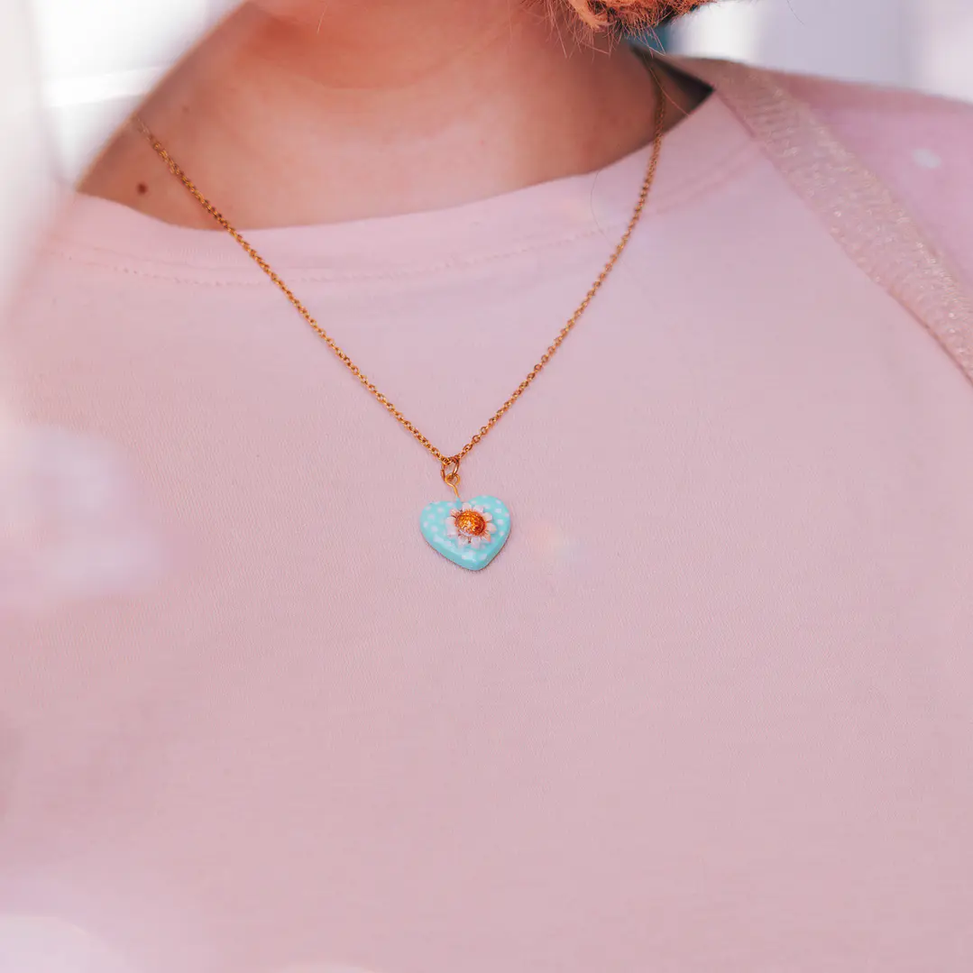 Collar Medalla Corazón Margarita 4