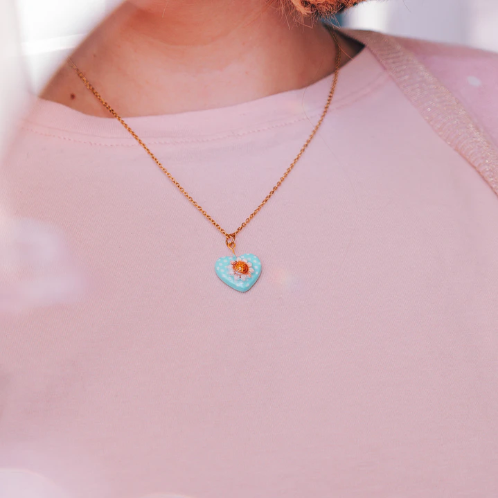 Collar Medalla Corazón Margarita 4