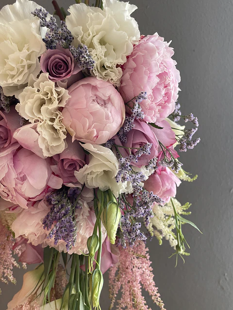 Ramo en Cascada Peonías y Astilbe.