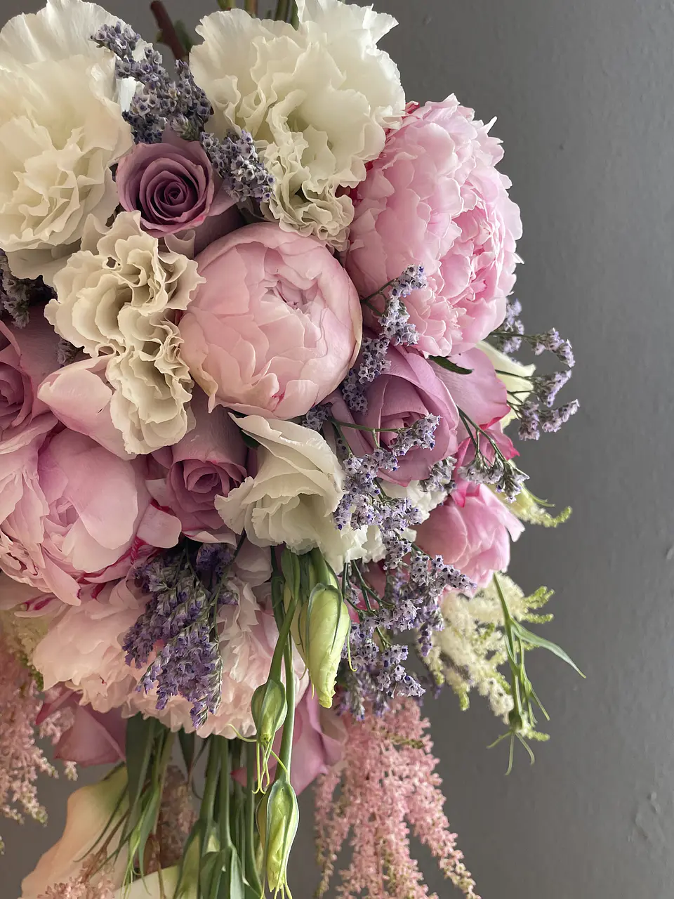 Ramo en Cascada Peonías y Astilbe. 2