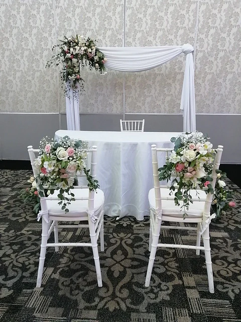 Pack Arco, Altar y Sillas. (Arriendo)