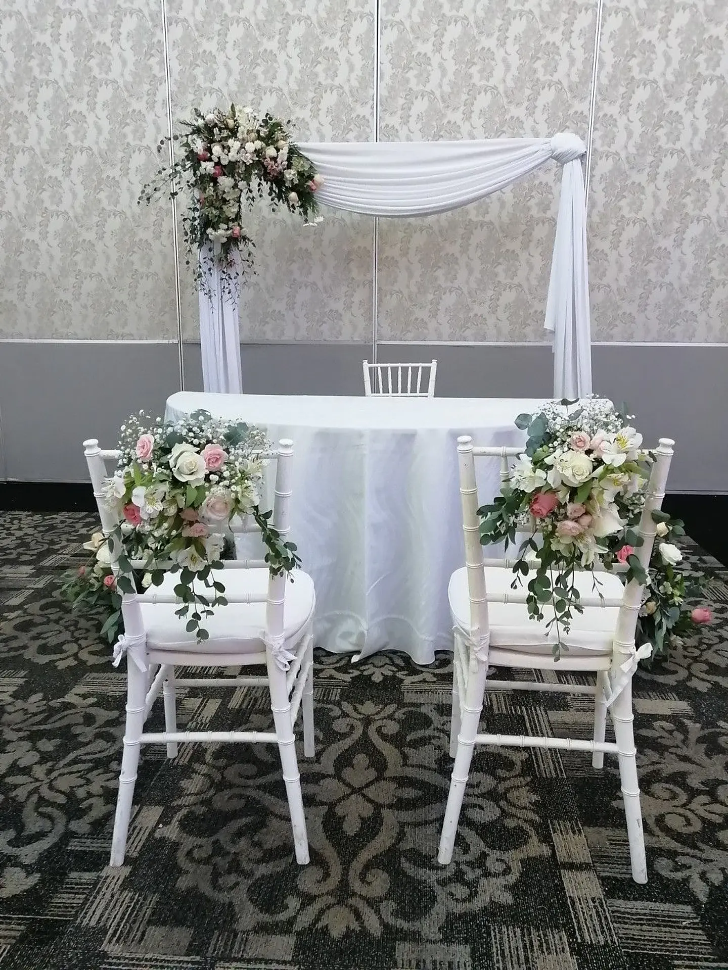 Pack Arco, Altar y Sillas. (Arriendo) 1