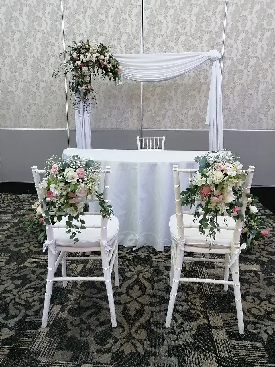 Pack Arco, Altar y Sillas. (Arriendo) 1