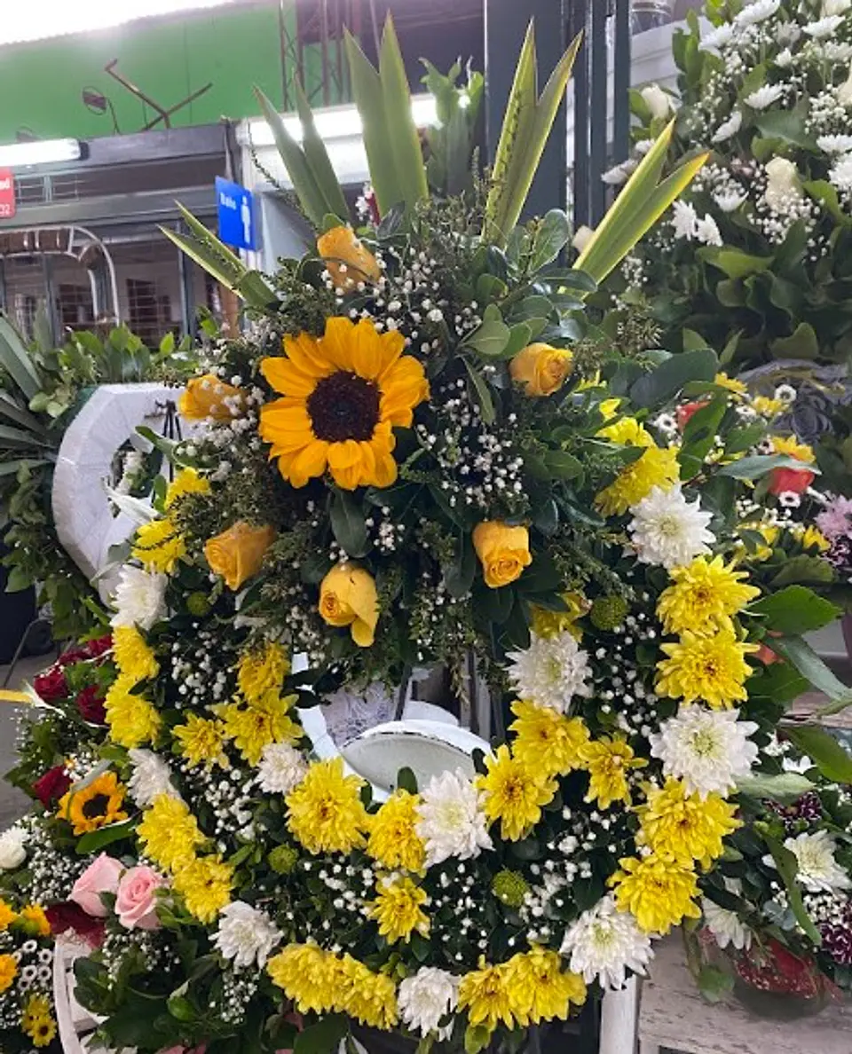 Corona Floral de Condolencias con Atril. 4