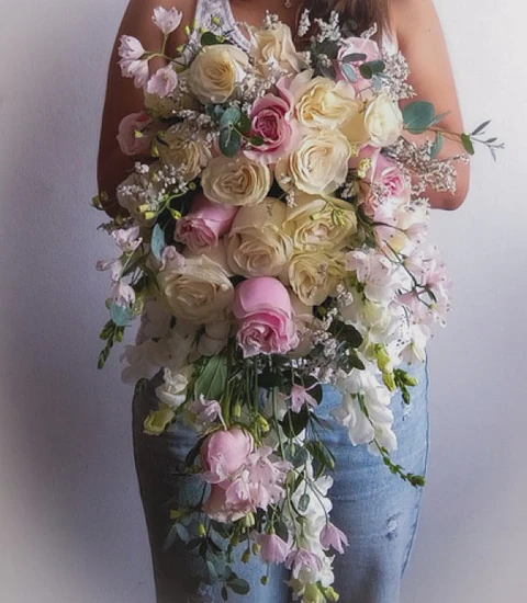 Ramo en Cascada Rosas Ecuatorianas dos tonos.