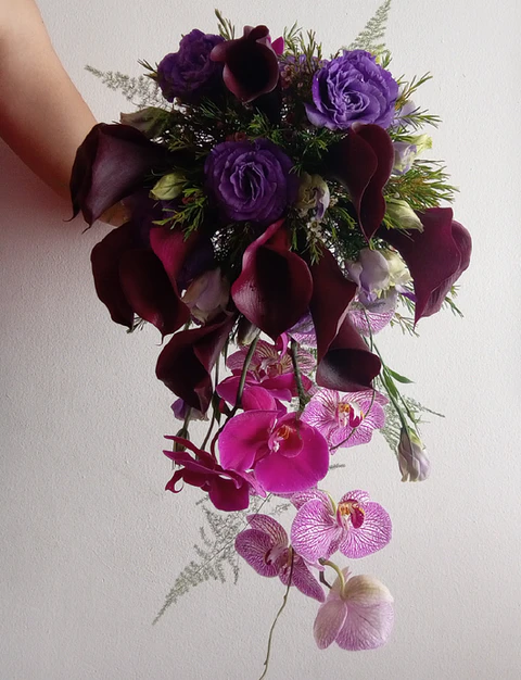Ramo en Cascada Orquídeas y Mini Calas.