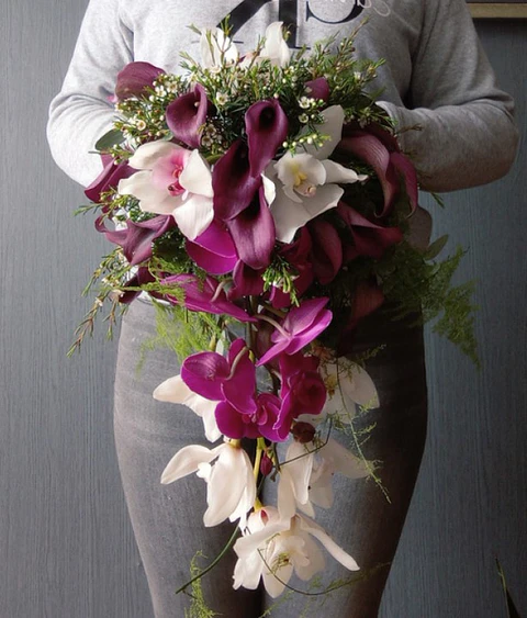 Ramo en Cascada Calas Moradas y Orquídeas.