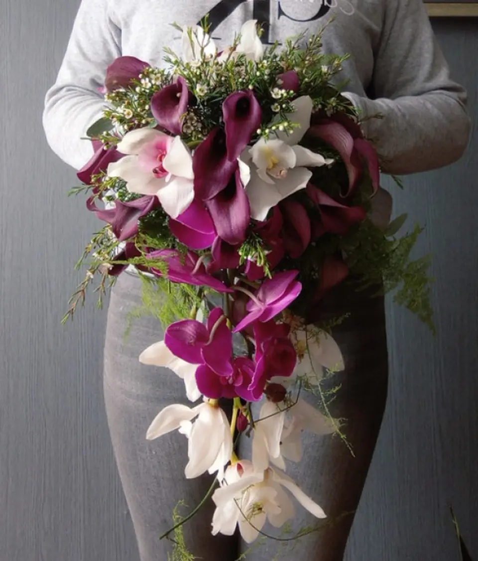 Ramo en Cascada Calas Moradas y Orquídeas. 1