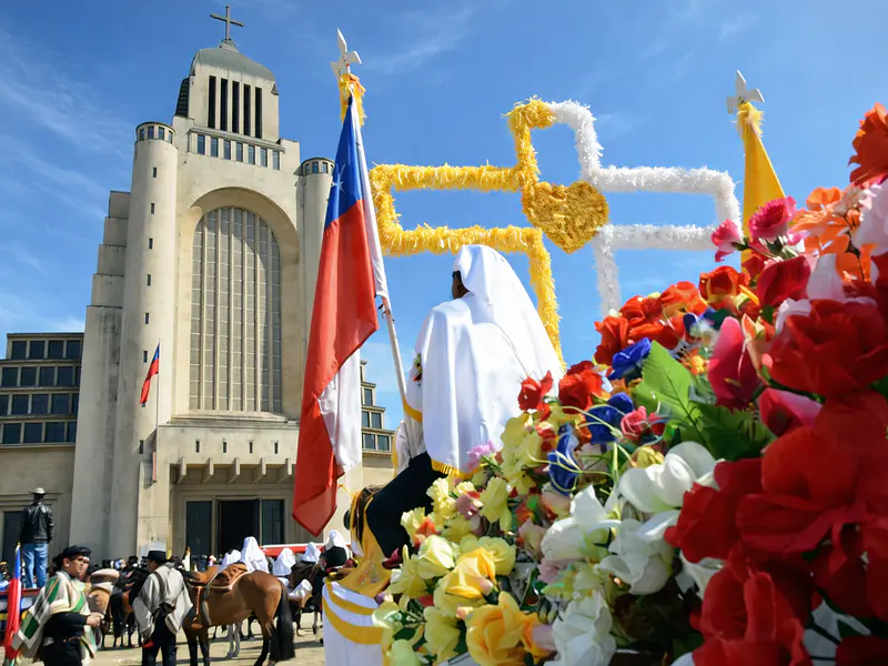 Cuasimodo en Maipú: Un espectáculo de tradición, fe y flores en nuestra comuna de Maipú.