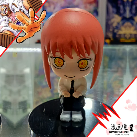 Makima - chibi - Chainsawman - sentada 