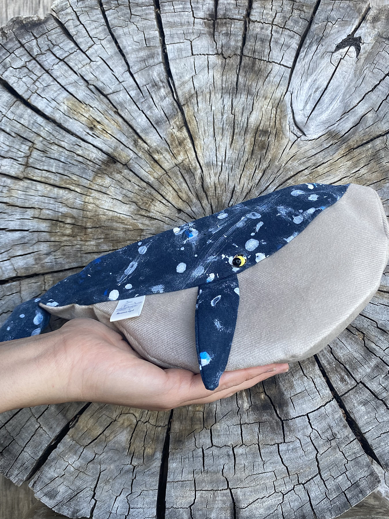 Estuche ballena azul “m” brilla en la oscuridad  1