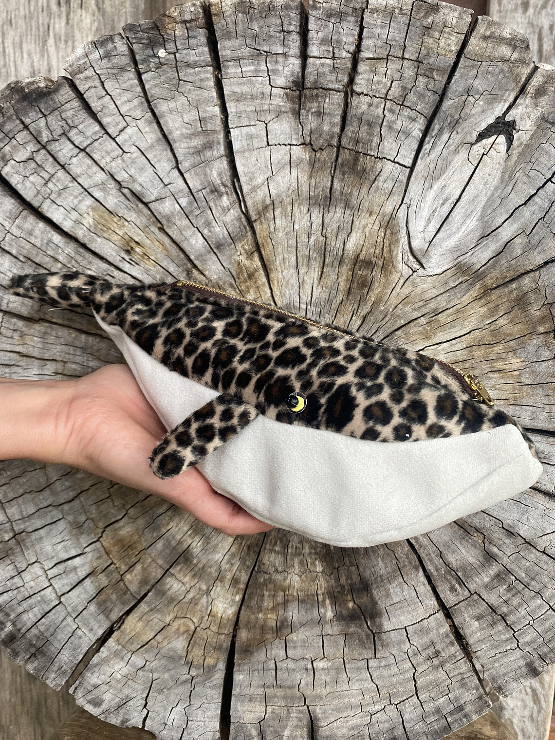 Estuche ballena azul “s” leopardo 2