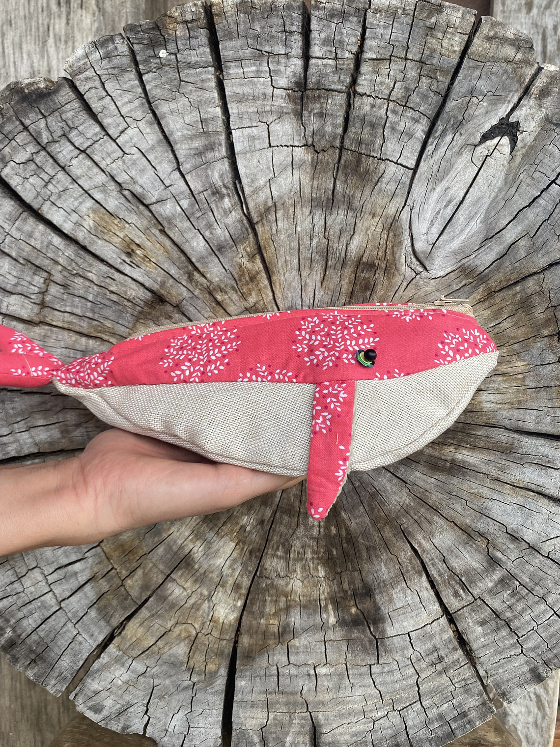 Estuche ballena azul “s” fucsia flores 2