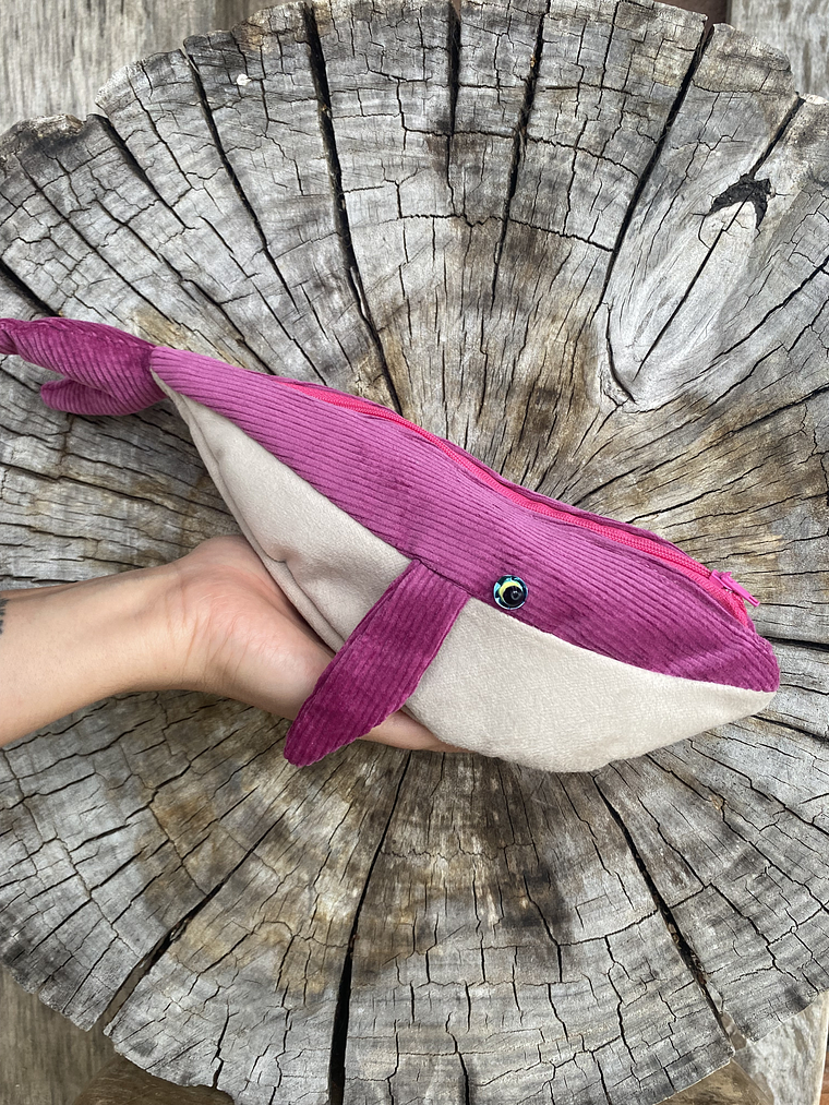 Estuche ballena azul “s” fucsia  1
