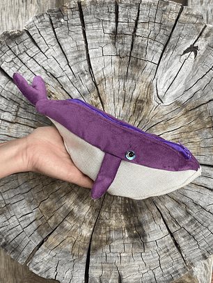 Estuche ballena azul “s” morada