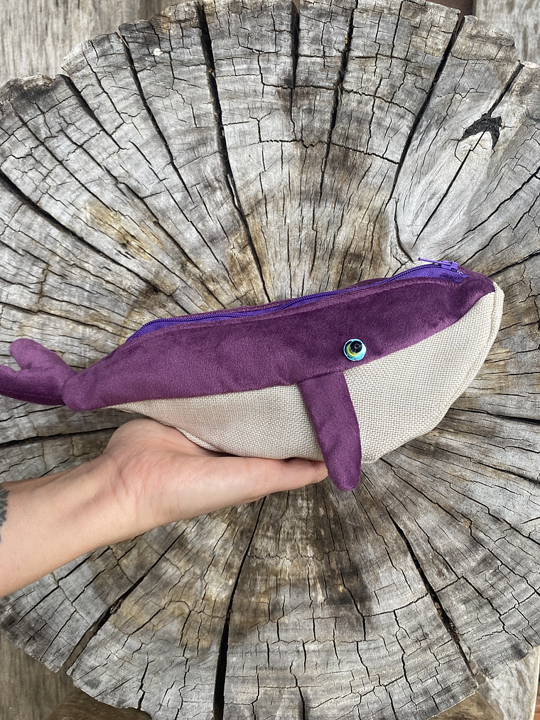 Estuche ballena azul “s” morada 2