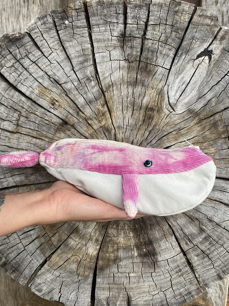 Estuche ballena azul “s” teñido rosa  2