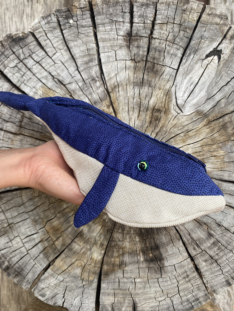 Estuche ballena azul “s”  Azul puntos negros  1