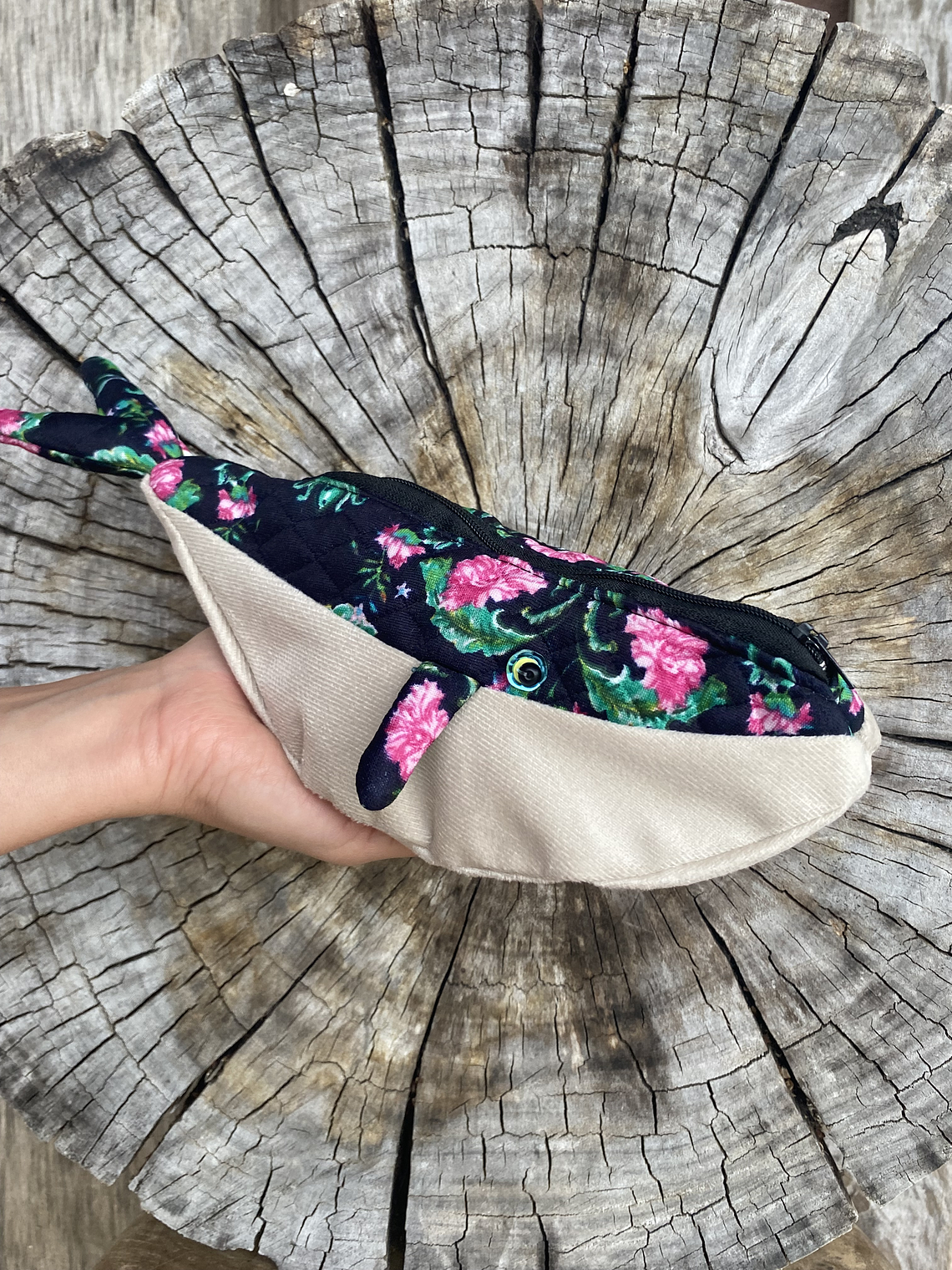 Estuche ballena azul “s” - acolchada rosas  1