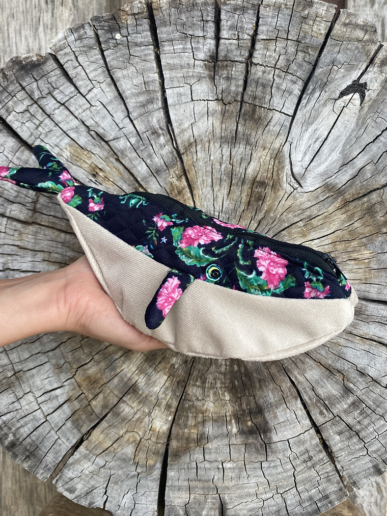 Estuche ballena azul “s” - acolchada rosas  1