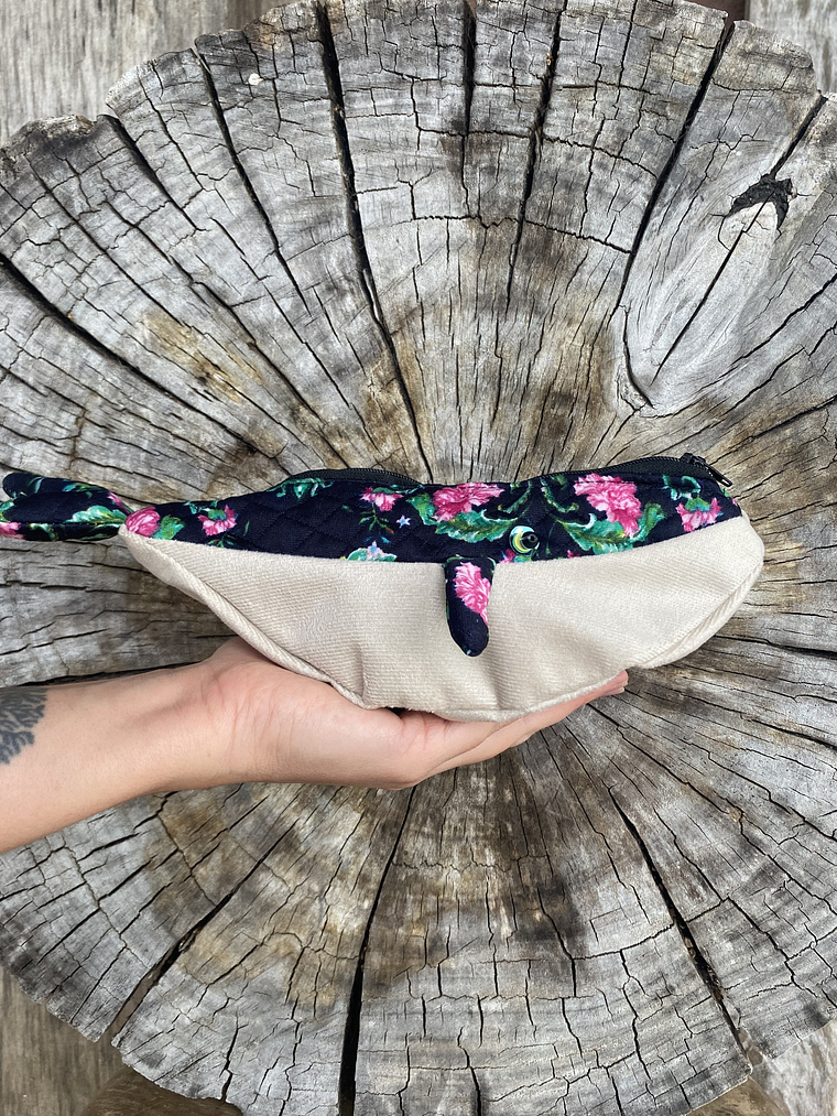 Estuche ballena azul “s” - acolchada rosas  2