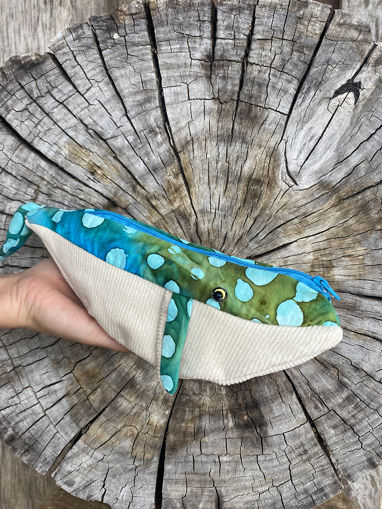 Estuche ballena azul “s” - lunares  2